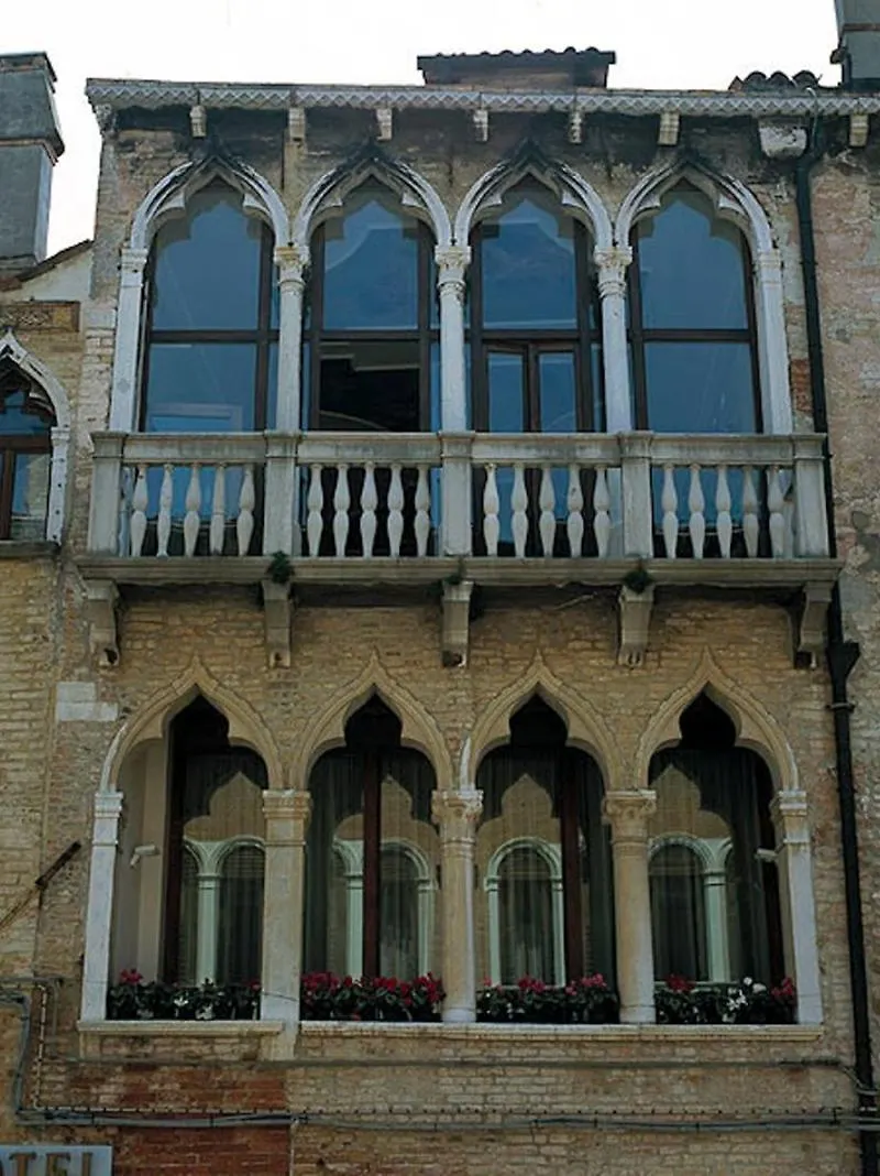 Hotel Pausania Velence 3*,