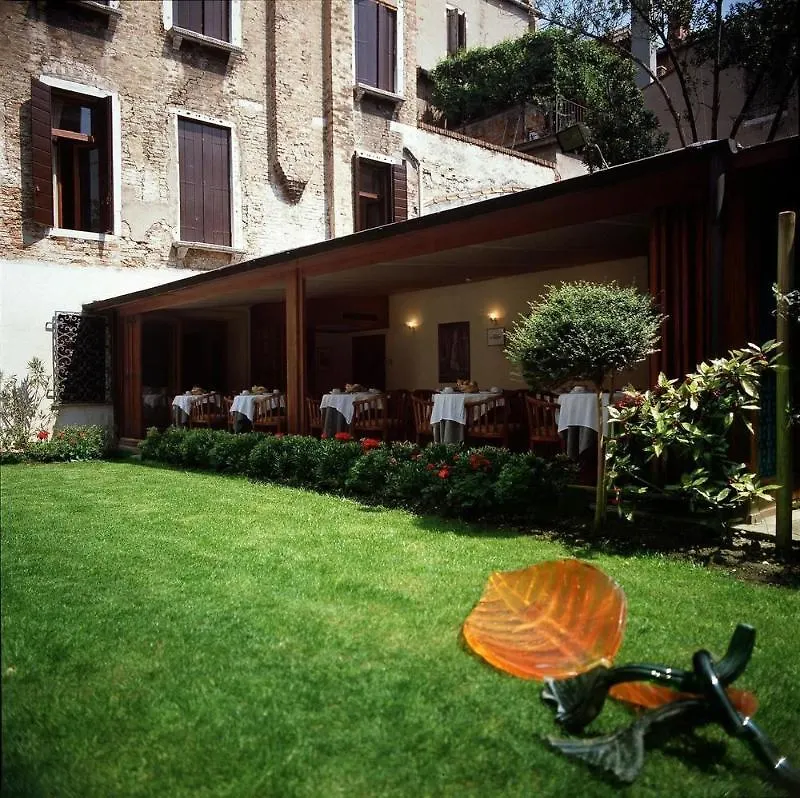 Hotel Pausania Velence 3*,