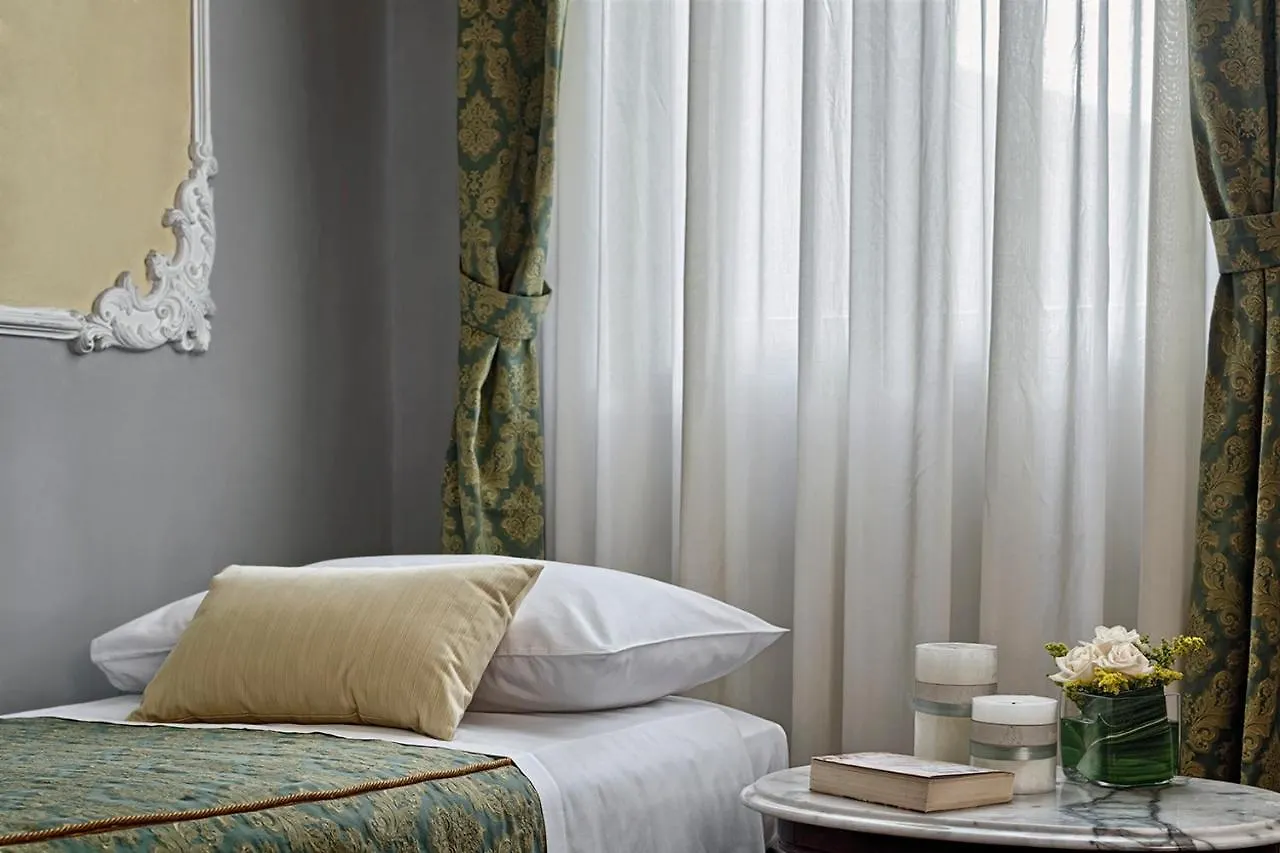 Hotel Pausania Velence 3*,